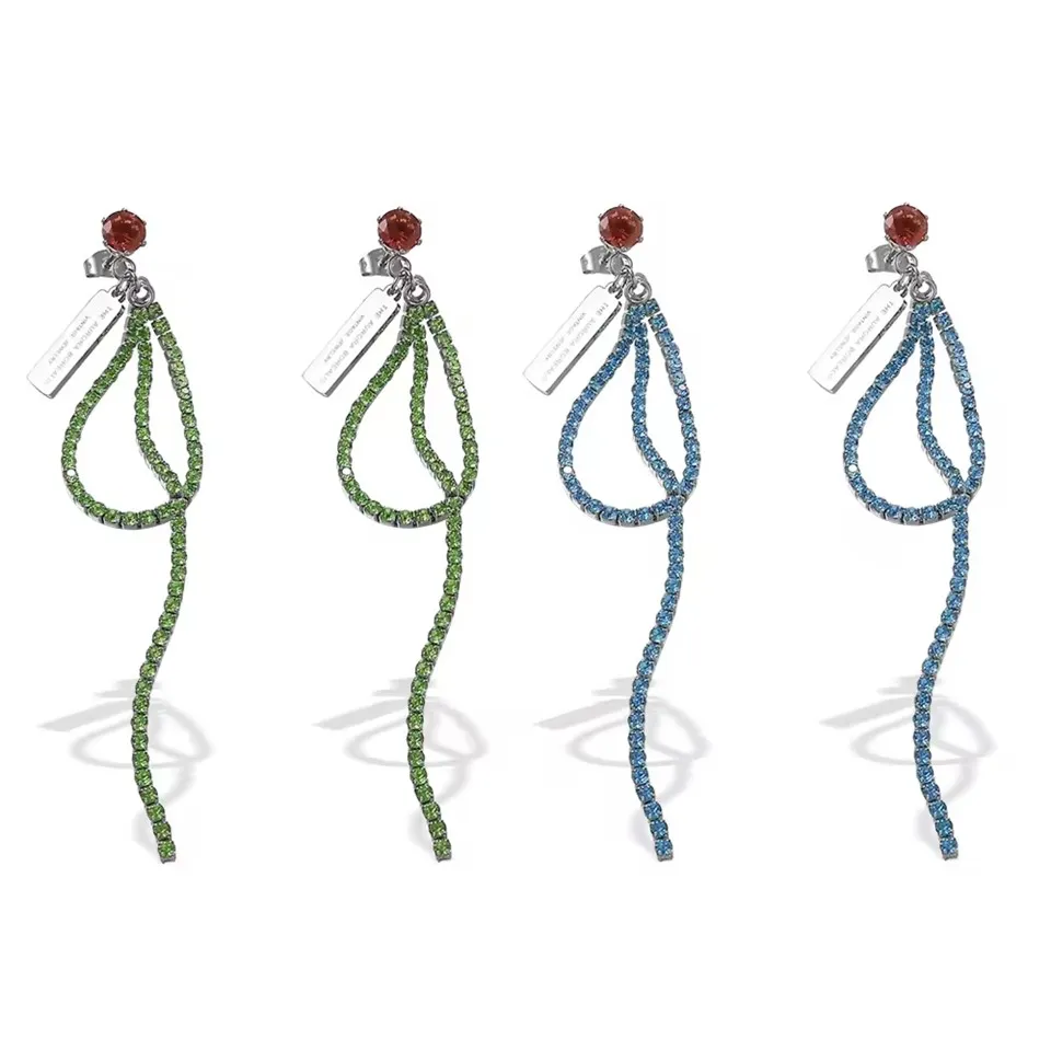 Nerūdijančio plieno šimtas asmenybės auskarai