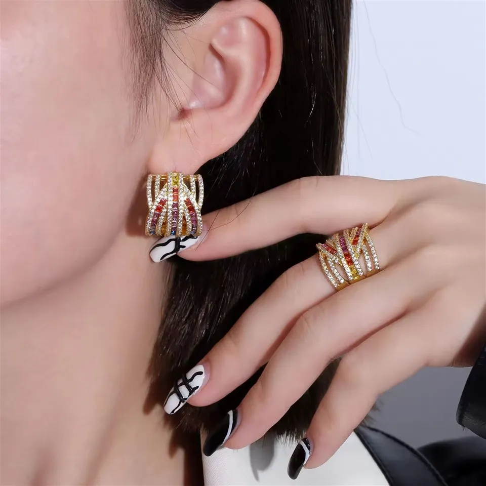 Cirkoninių žiedinių auskarų rinkinys